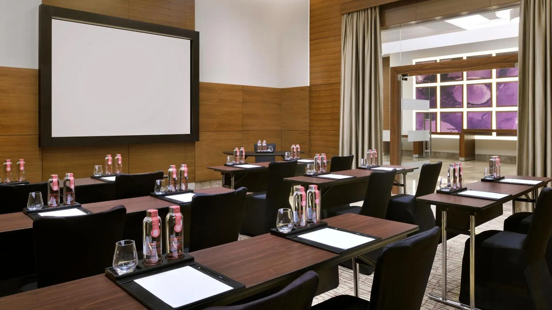 דובאי Moevenpick Hotel Jumeirah Beach 5*,